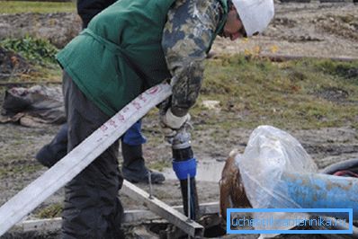 Недоліком вважається велика кількість розчиненого заліза і солей. У видобувається воді, залізо знаходиться в двухвалентном вигляді, але як тільки артезіанська вода піддається впливу температури в чайнику або водонагрівачі, залізо переходить в тривалентне стан і випадає у вигляді опадів іржі. Для безперебійної подачі води потрібно періодична ревізія конструкції.