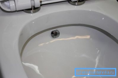 Деякі вироби подібного типу відразу обладнають вбудованим біде, що значно розширює їх функції Деякі вироби подібного типу відразу обладнають вбудованим біде, що значно розширює їх функції