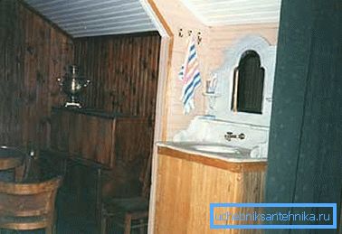 Деякі майстри використовують для подібних цілей звичайну тумбу з мийкою, над якою просто встановлюють бак з водою Деякі майстри використовують для подібних цілей звичайну тумбу з мийкою, над якою просто встановлюють бак з водою