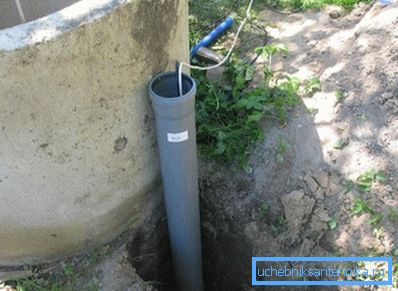 Деякі майстри вважають за краще робити відведення відразу біля конструкції або створюють трубу для проводів подачі електрики Деякі майстри вважають за краще робити відведення відразу біля конструкції або створюють трубу для проводів подачі електрики