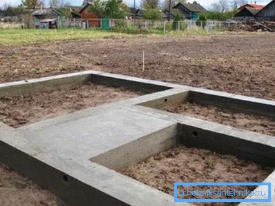 Деякі майстри вважають за краще створювати основу для печі разом з основним фундаментом для будинку, але професійні майстри цього робити не рекомендують, щоб виключити взаємодію один на одного Деякі майстри вважають за краще створювати основу для печі разом з основним фундаментом для будинку, але професійні майстри цього робити не рекомендують, щоб виключити взаємодію один на одного