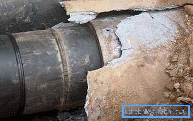 Нова труба простягається всередині старої. Нова труба простягається всередині старої.