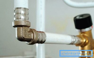 Обжимний фітінг в системі водопроводу Обжимний фітінг в системі водопроводу