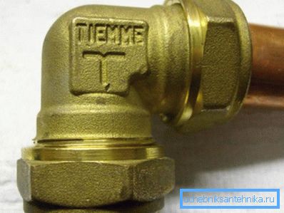 Обжимний куточок на мідному водопроводі. Обжимний куточок на мідному водопроводі.