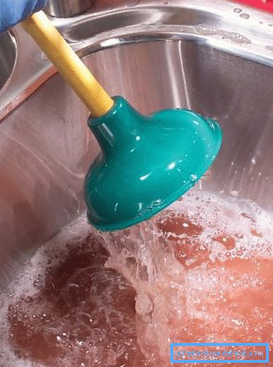 Очищення каналізаційної труби за допомогою води і вантуза Очищення каналізаційної труби за допомогою води і вантуза
