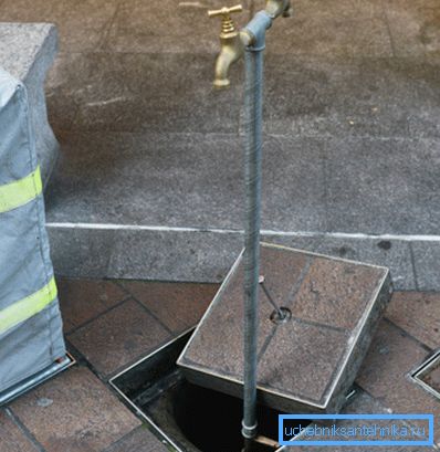 Одновентільний кран для води на вулиці Одновентільний кран для води на вулиці