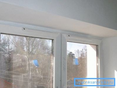 Вікно з встановленим припливним клапаном. Вікно з встановленим припливним клапаном.