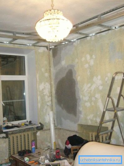 Віконний отвір дозволяє оцінити товщину стін в будинках сталінської споруди. Віконний отвір дозволяє оцінити товщину стін в будинках сталінської споруди.