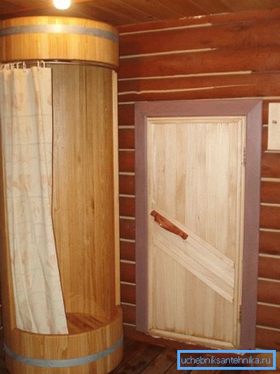 Оригінальна обробка душової кімнати в дерев'яному будинку. Природно, без водовідштовхувальних просочень тут не обійтися Оригінальна обробка душової кімнати в дерев'яному будинку. Природно, без водовідштовхувальних просочень тут не обійтися