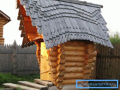 Оригінальний туалет з дерев'яним дахом Оригінальний туалет з дерев'яним дахом