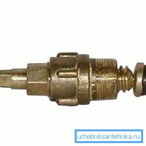 Вітчизняні букси старого зразка вимагають періодичної набивання сальника.