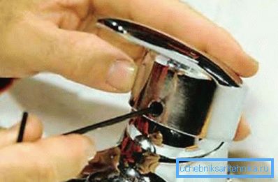 Відкручування фіксуючого болта Відкручування фіксуючого болта