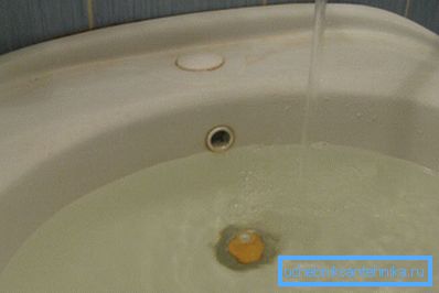 Отвір переливу надійно контролює допустимий рівень води в мийці Отвір переливу надійно контролює допустимий рівень води в мийці