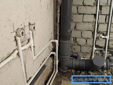 Pазводка водопровідних труб в санвузлі Pазводка водопровідних труб в санвузлі