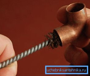 Перед паянням внутрішня частина фітинга ретельно очищається Перед паянням внутрішня частина фітинга ретельно очищається