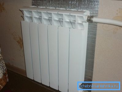 Перед установкою екрана на батарею закріпіть тепловідбивний екран за радіатором опалення Перед установкою екрана на батарею закріпіть тепловідбивний екран за радіатором опалення