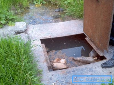 Переповнений стічними водами резервуар Переповнений стічними водами резервуар