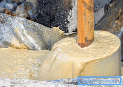 Перша рідина, яка починає виходити зі свердловини - це розчин води, піску, глини та мулу. Перша рідина, яка починає виходити зі свердловини - це розчин води, піску, глини та мулу.