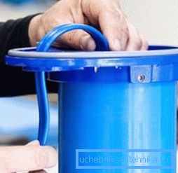Кабель живлення вводиться в спеціальний отвір на нижній частині корпусу. Кабель живлення вводиться в спеціальний отвір на нижній частині корпусу.