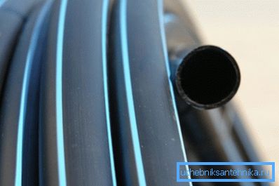 Пластикова водопровідна труба ПНД згорнута в бухту Пластикова водопровідна труба ПНД згорнута в бухту