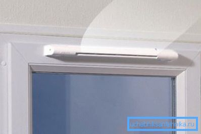 Пластикове віконце з припливним клапаном. Пластикове віконце з припливним клапаном.
