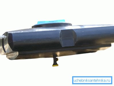Пластиковий бак з вбудованою лійкою Пластиковий бак з вбудованою лійкою