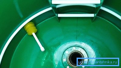 Установка пластикового герметичного септика Установка пластикового герметичного септика