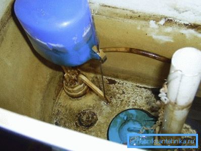 Погано змивається вода в унітазі через її недостатності Погано змивається вода в унітазі через її недостатності