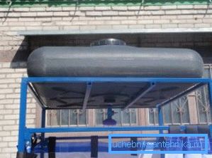 Плоский бак для води здатний замінити покрівлю. Плоский бак для води здатний замінити покрівлю.