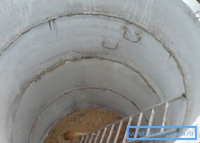 У міру поглиблення ставимо нові кільця. У міру поглиблення ставимо нові кільця.