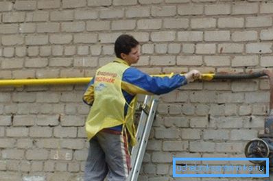 Фарбування газової труби в жовтий колір Фарбування газової труби в жовтий колір