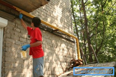 Фарбування зовнішнього трубопроводу пензликом Фарбування зовнішнього трубопроводу пензликом