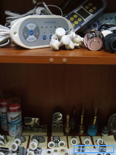 Полку в спеціалізованому магазині з запчастинами для душових кабін Полку в спеціалізованому магазині з запчастинами для душових кабін