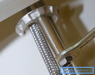 Після відкручування шпильки можна безперешкодно видалити затиск і зняти змішувач Після відкручування шпильки можна безперешкодно видалити затиск і зняти змішувач