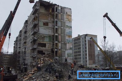 Наслідки вибуху побутового газу. Наслідки вибуху побутового газу.