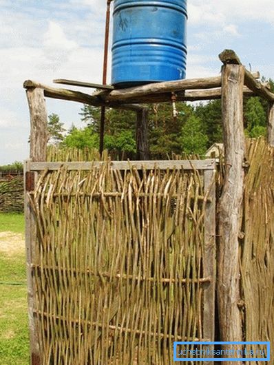 Побудувати просту кабінку з підручних матеріалів може кожен Побудувати просту кабінку з підручних матеріалів може кожен