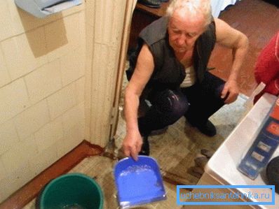 Надходить воду потрібно вичерпувати Надходить воду потрібно вичерпувати