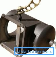 Повернув засувку і сажа висипається сама Повернув засувку і сажа висипається сама