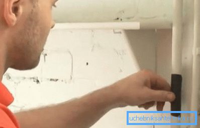 Пошкоджену пластикову трубу доведеться повністю замінити Пошкоджену пластикову трубу доведеться повністю замінити