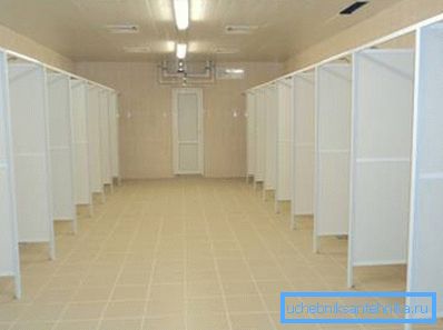 Представлені готові перегородки для душових із пластику в загальній кімнаті. Представлені готові перегородки для душових із пластику в загальній кімнаті.