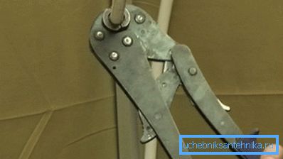 Прес-кліщами опресовується стик Прес-кліщами опресовується стик