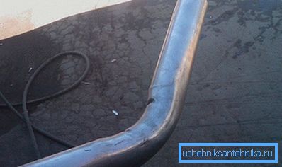 При вигині труба деформується При вигині труба деформується