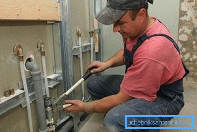 При наявності навичок можна самому зібрати систему водопостачання будинку При наявності навичок можна самому зібрати систему водопостачання будинку