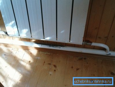 При витіснення в верхню частину батареї повітрі циркуляція буде йти через її нижній колектор. При витіснення в верхню частину батареї повітрі циркуляція буде йти через її нижній колектор.