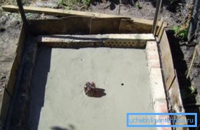 При заливці суцільного підстави не забудьте обладнати отвір для зливу При заливці суцільного підстави не забудьте обладнати отвір для зливу
