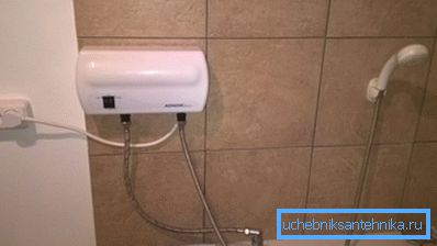 Прилад потужністю 3,5 КВт можна підключати до розетки, але з жорсткими вимогами до проводки. Прилад потужністю 3,5 КВт можна підключати до розетки, але з жорсткими вимогами до проводки.