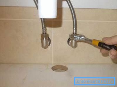 Прикручуємо шланги до водопроводу. Прикручуємо шланги до водопроводу.