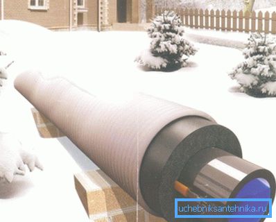 Застосування підігрівають систем дозволяє робити комунікації навіть на поверхні землі, але в цьому випадку необхідно якісно утеплити трубопровід Застосування підігрівають систем дозволяє робити комунікації навіть на поверхні землі, але в цьому випадку необхідно якісно утеплити трубопровід
