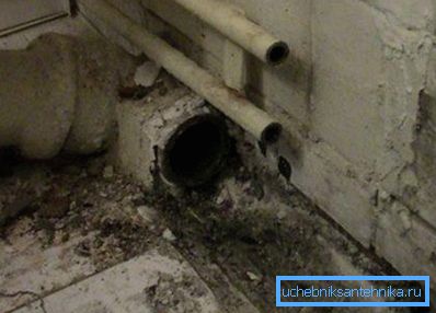 Приклад чавунної каналізаційної труби з вийнятої пробкою Приклад чавунної каналізаційної труби з вийнятої пробкою