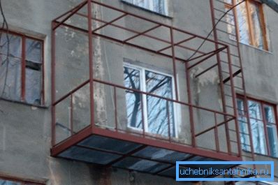 Приклад досить умовний: в реальних умовах изгибающие навантаження на балки намагаються компенсувати іншими конструктивними елементами, що ми і бачимо на фото.